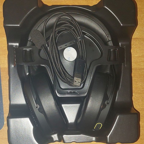 Corsair HS70 Bluetooth gaming headset new with detachable microphone