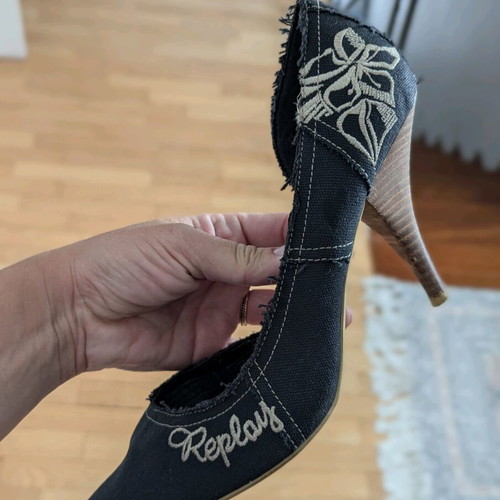 Replay pumps used with denim fabric, size 39