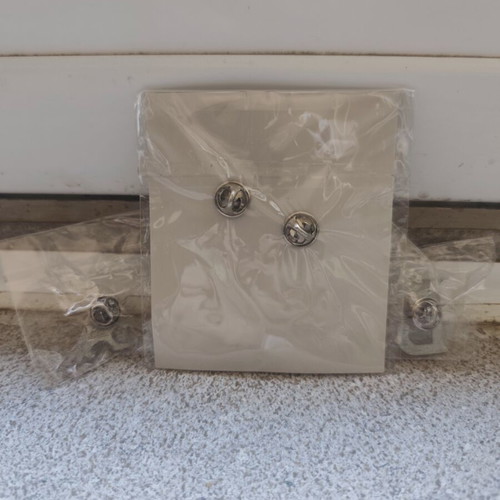 Pins new, unused