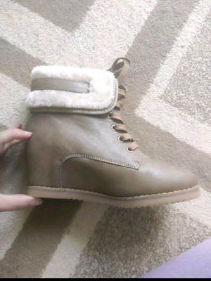 Boots with fur and platform size 39 new, tan color