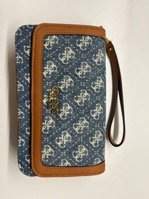 Τσαντάκι Guess σχεδόν καινούριο με πολλές θήκες, μπορεί να χρησιμοποιηθεί και σαν πορτοφόλι