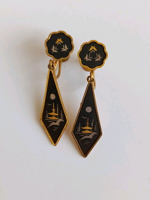 Japanese earrings used from the 1960s