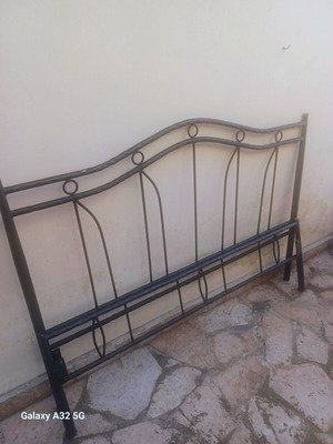 Metal bed frame for 1.50×2.00 mattress like new with slats