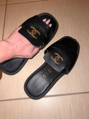 Leather sandals black used, comfortable
