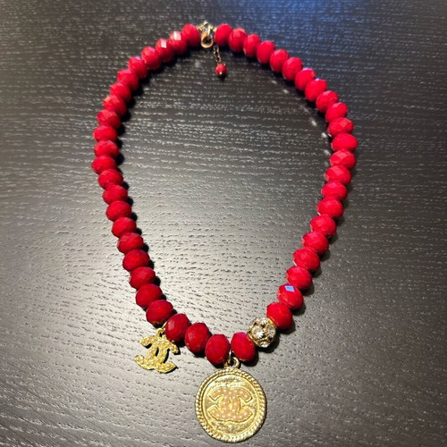 Necklace with red beads and gold-tone pendant with pearls like new