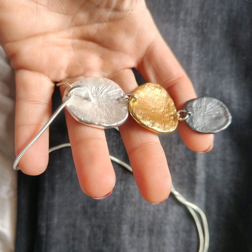 Pendant necklace new with 3 different colors silver, gold and black
