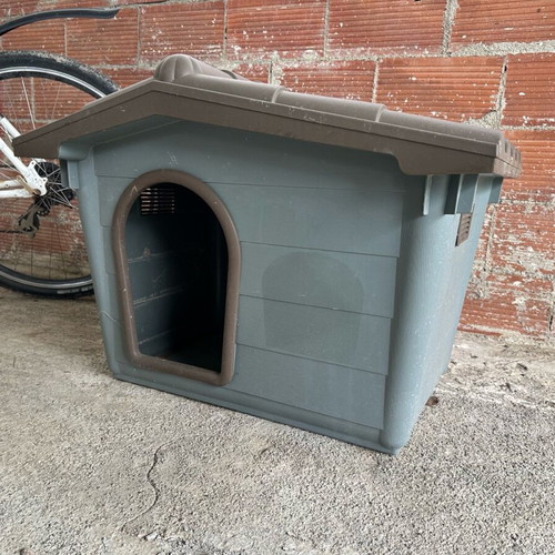 Dog house made of sturdy plastic like new with small crack