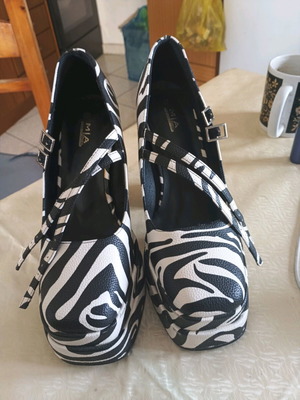 MIA pumps with zebra pattern and thick heel like new