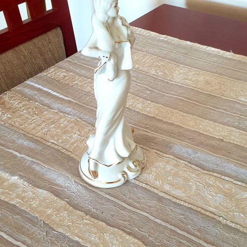 Porcelain figure of a woman with gold details, like new