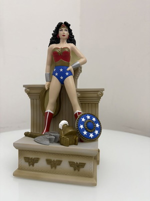 DC Comics Wonder Woman φιγούρα κουμπαράς με βάση βωμού