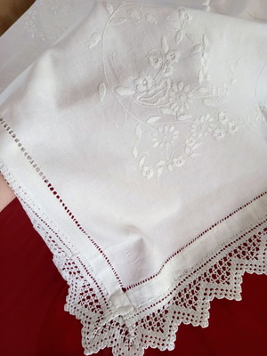 Handmade embroidered white tablecloth with thick crochet lace 200x160 cm like new