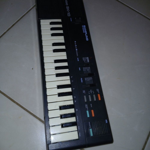 Casio SK 10 vintage keyboard used, missing battery cover and charger