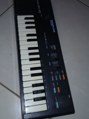 Αρμόνιο Casio SK 10 vintage μεταχειρισμένο, λείπει καπάκι μπαταριών και φορτιστής