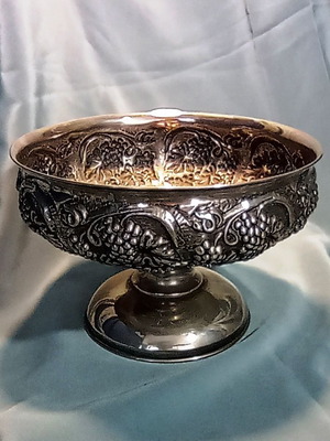Vintage Silver-Plated Fruit Bowl Grapes Pattern like new
