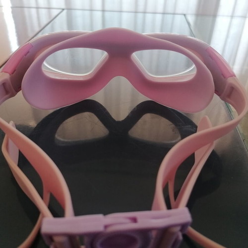 Swimming goggles for girls used with suction cup