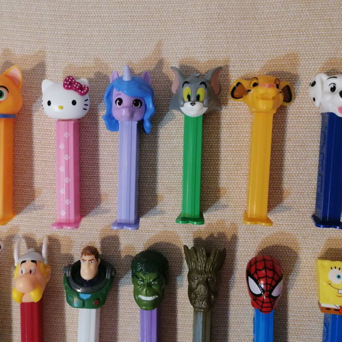 Pez candy dispensers set of 20 like new, Disney and Marvel characters