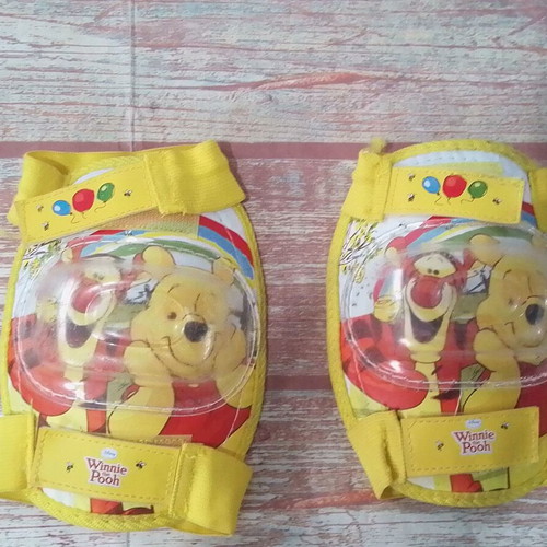 Disney Winnie the Pooh Riding Protection Set for Kids Roller Size (S) like new