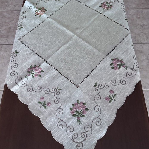 Square table linen with pink flowers new condition 86x86 cm