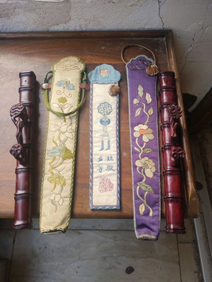 Комплект от два китайски сервиза и дървени резбовани поставки за пръчици като нови