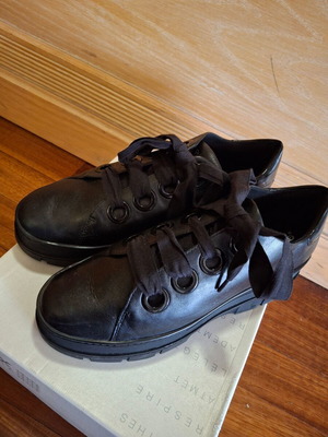 Γυναικεία sneakers Geox No 40 σε μαύρο δέρμα και λουστρίνι, σε άριστη κατάσταση