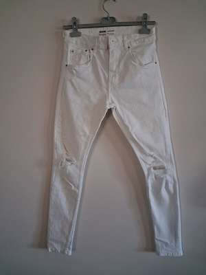 Τζιν Bershka λευκό skinny fit με σκισίματα, μεταχειρισμένο, μέγεθος S