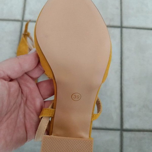 Yellow pumps new, 8 cm heel, size 39