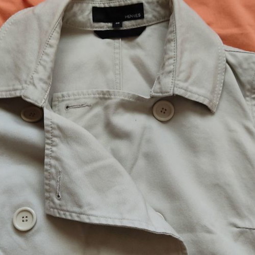 Summer short trench coat used in beige-gray color
