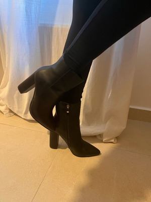 Black high-heeled ankle boots like new with thick heel