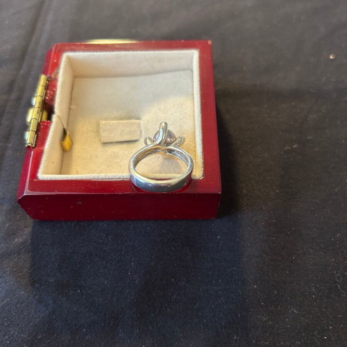 Silver 925 ring with white stones like new