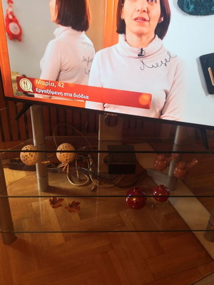 TV table like new, dimensions 0.45x1.05m