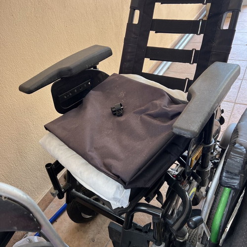 Electric wheelchair used with all accessories