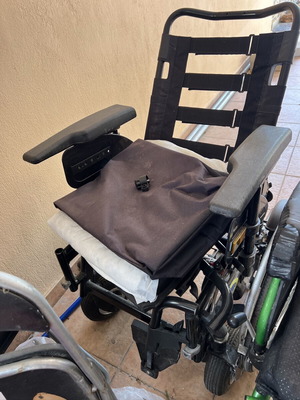 Electric wheelchair used with all accessories