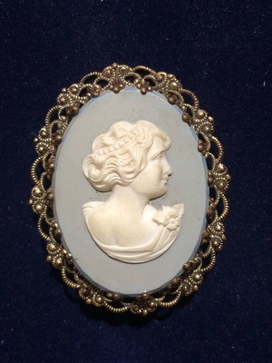 Винтидж брошка Cameo употребявана, синьо и бяло