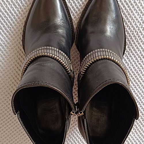 DKNY leather western ankle boots size 41 like new, black