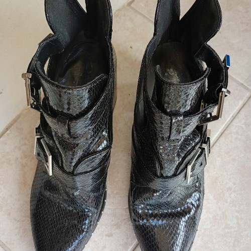 Black boots size 38 used with slight sole peeling inside