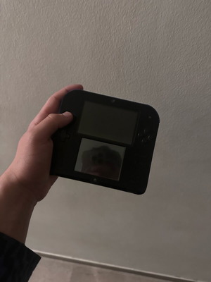 Nintendo 2DS употребяван в добро състояние с зарядно