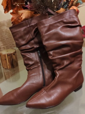 Brown boots used, size 40, with gathers and low heel