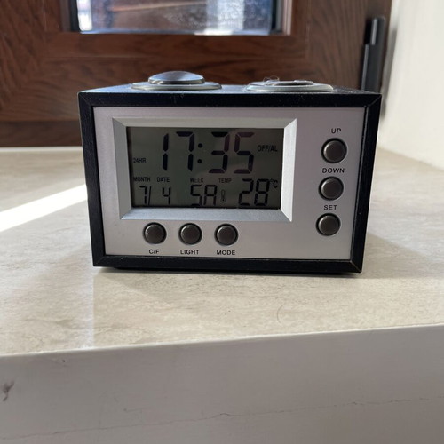 Digital tabletop clock like new with alarm