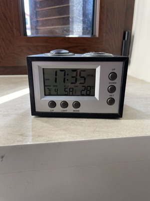 Digital tabletop clock like new with alarm