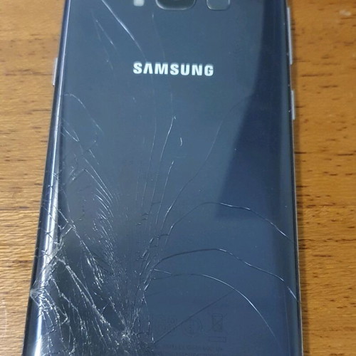 Samsung S8 used with broken screen and glass, includes cases and box
