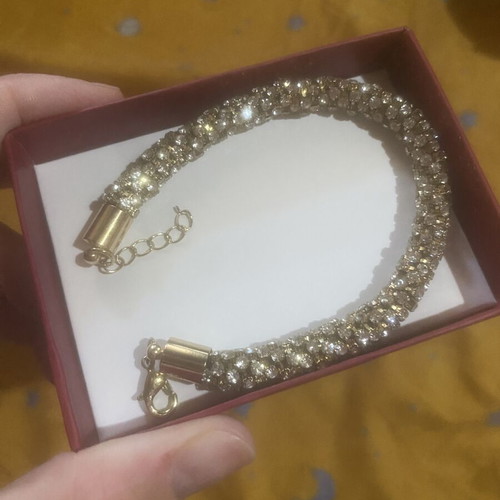 Gold bracelet with beautiful detail, new