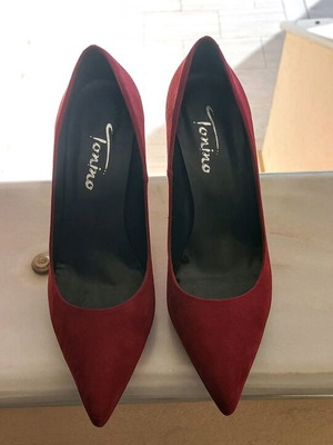 Red pumps like new, size 40