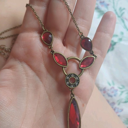 Vintage necklace new with red stones