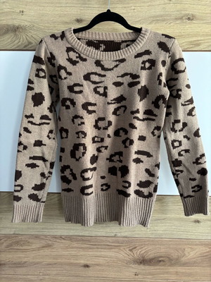 Crewneck sweater with beige leopard print like new