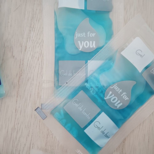 Set of shampoo and shower gel samples, 18 pcs, like new, ideal for travel