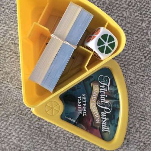 Trivial Pursuit Family Edition pocket size like new