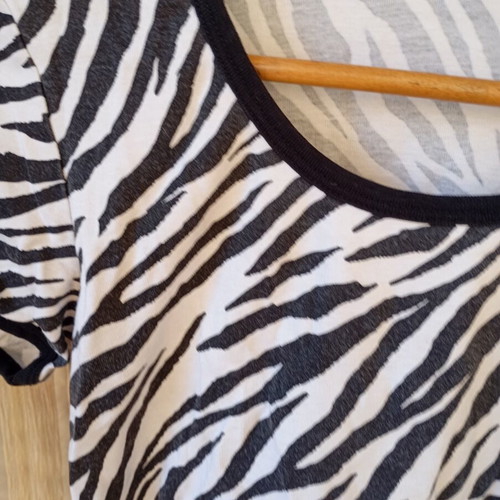 Zebra top like new, crop style, size L