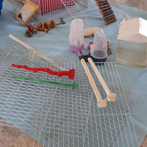 Bird cages like new with accessories and hamster gift set