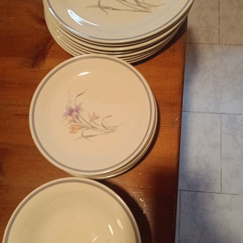 Dish set like new, 24 pieces with floral design