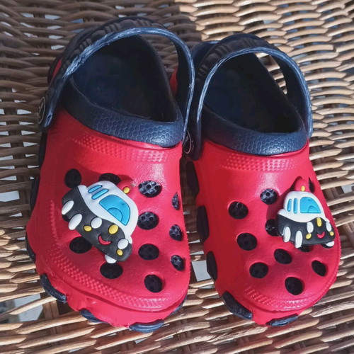 Boy's slippers size 22 like new